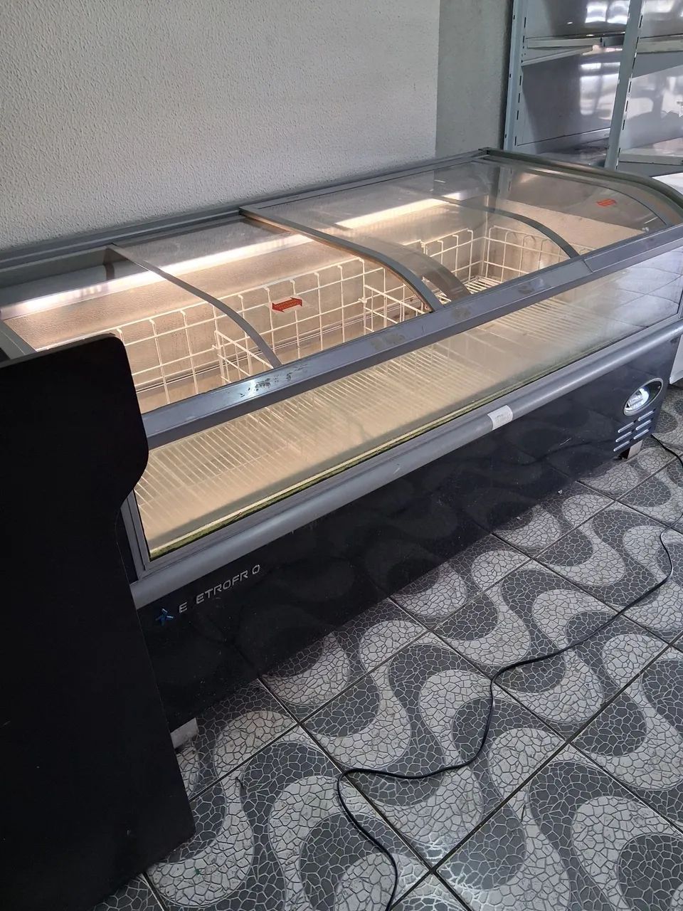 Vendo ilha congelados eletrofrio vidro frontal e lâmpada interna  - Foto 2
