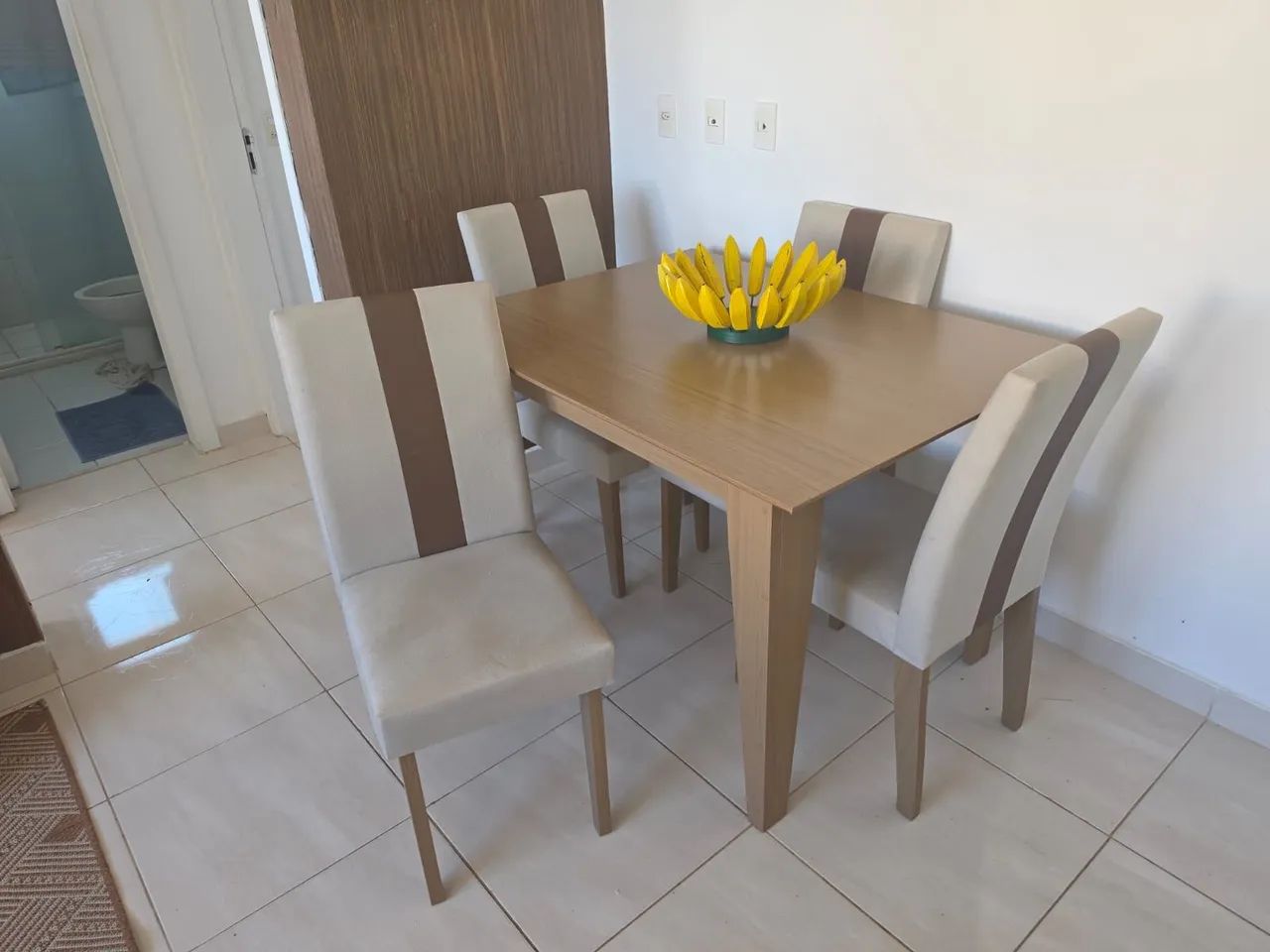 Mesa de Madeira com 4 Cadeiras - Foto 2