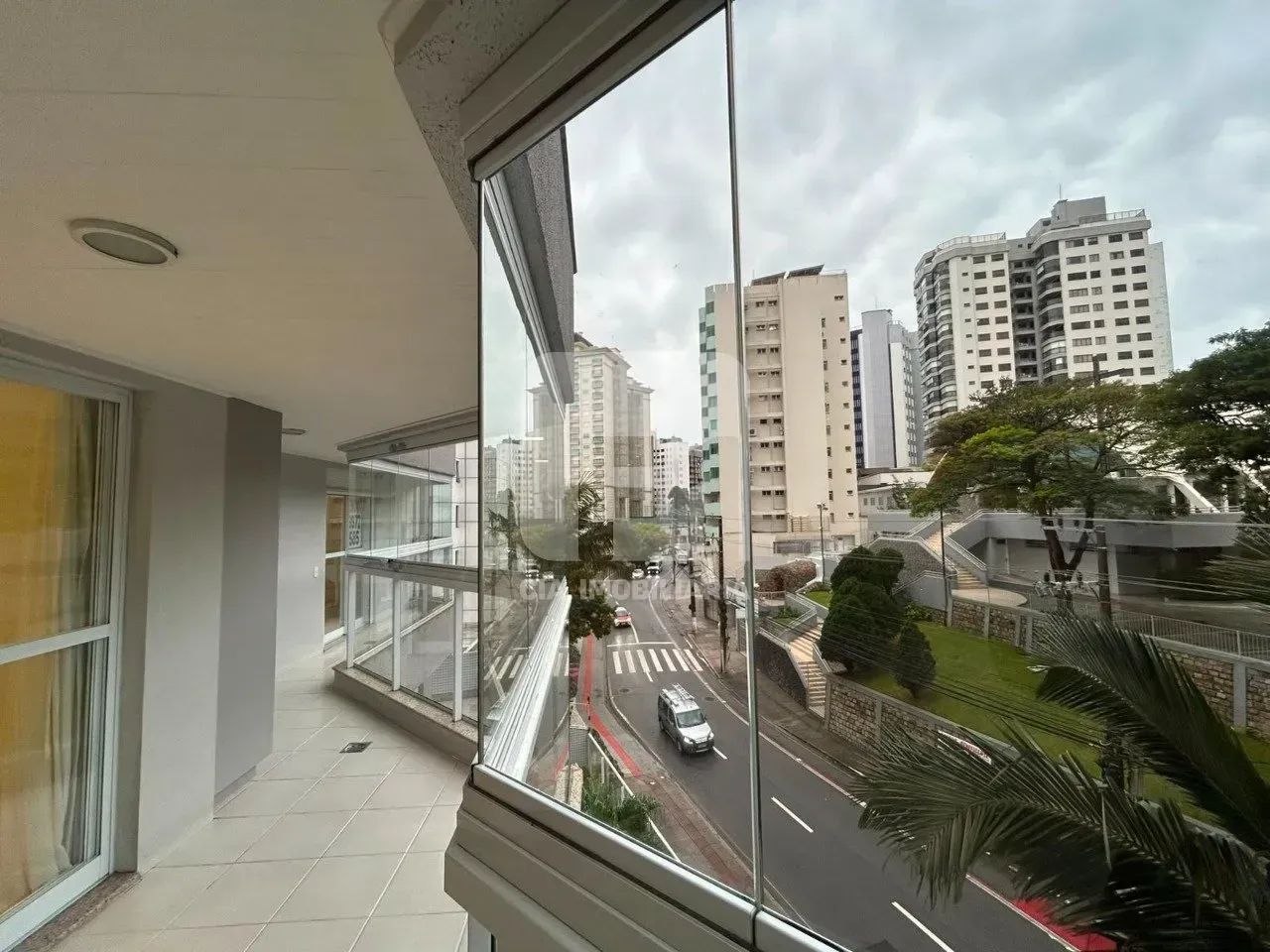 Apartamento de 3 dormitórios na Beira Mar Norte
