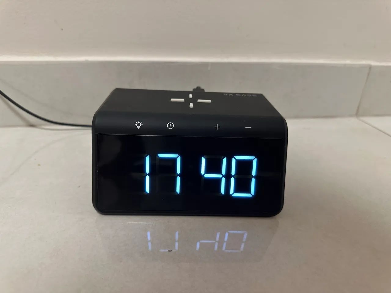 Clock Charger VX Case - Relógio despertador com carregador de celular.