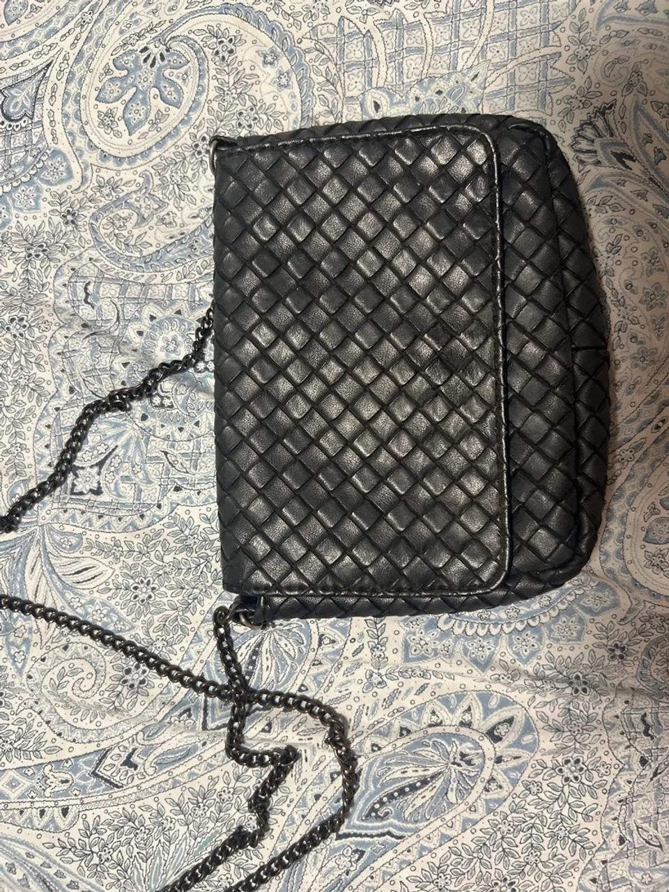 Bolsa preta com alça corrente preta 
