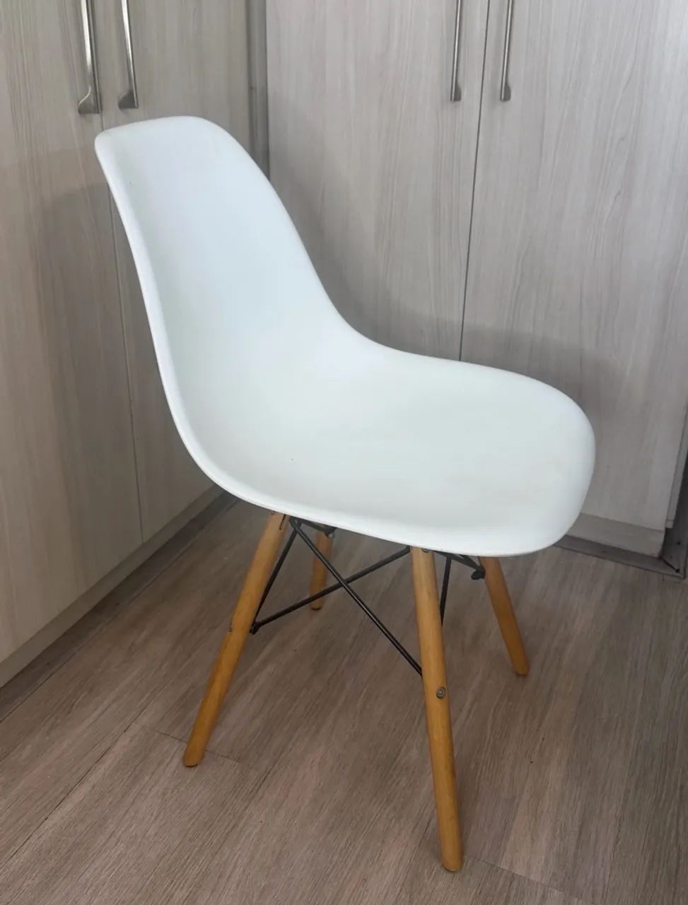 Cadeira Eames Eiffel DSW Branca com Pés de Madeira