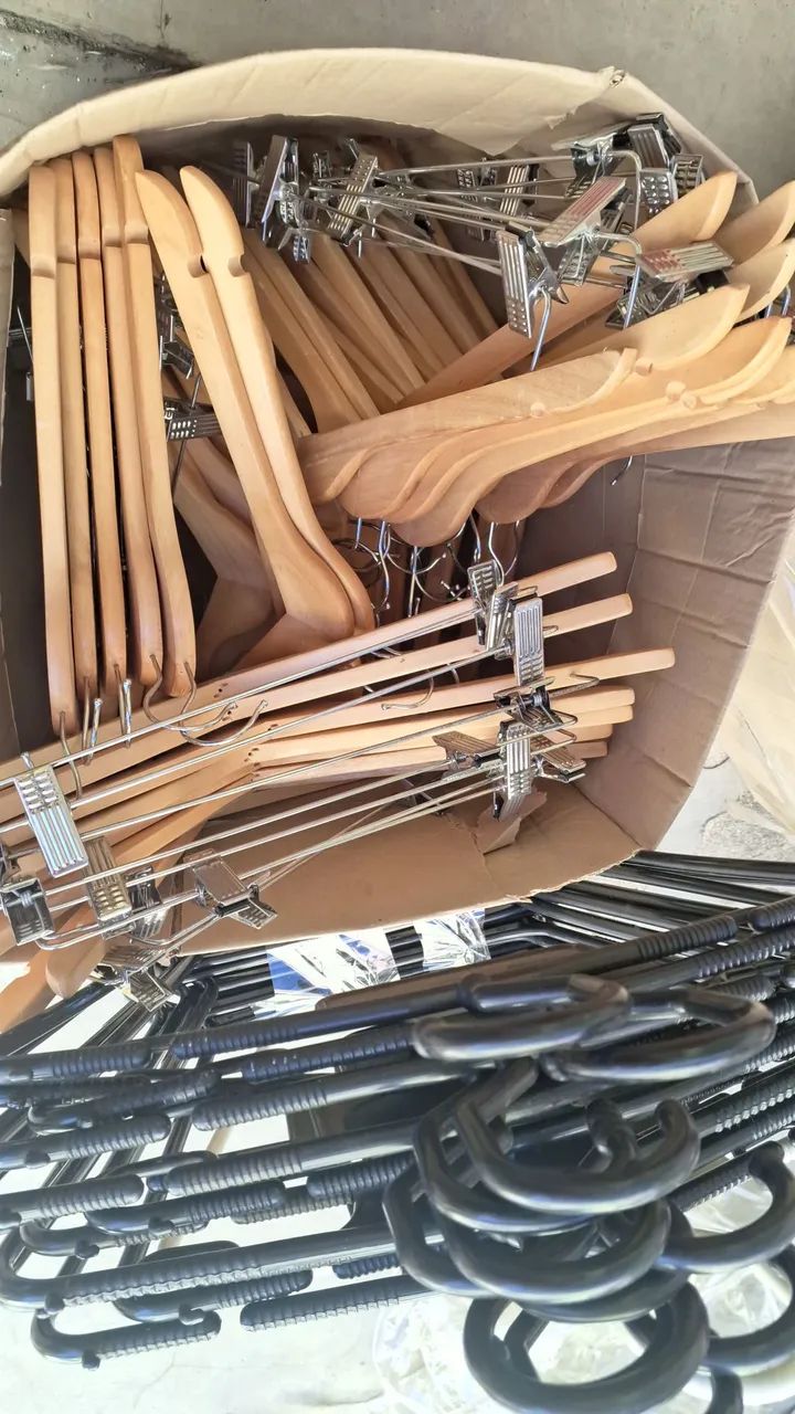 Cabides madeira e plastico, roupa e corpo