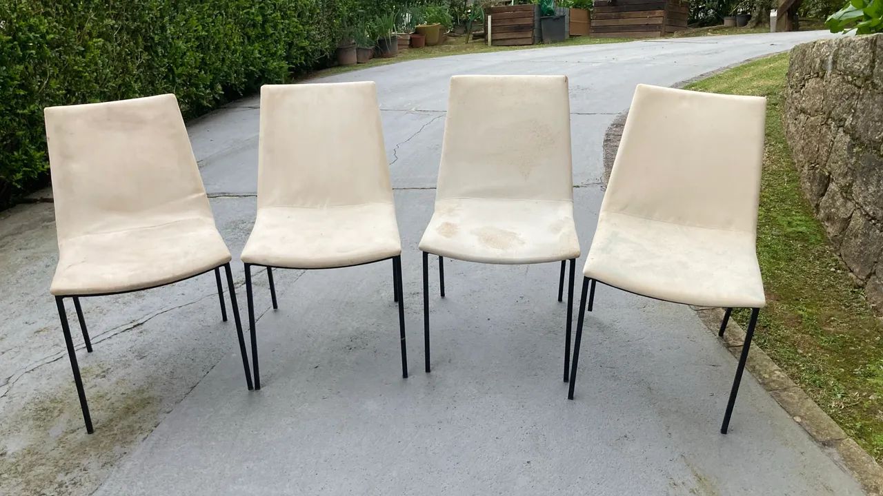 Conjunto 4 cadeiras, pés de metal, sem rasgos. Necessitam limpeza apenas. - Foto 3