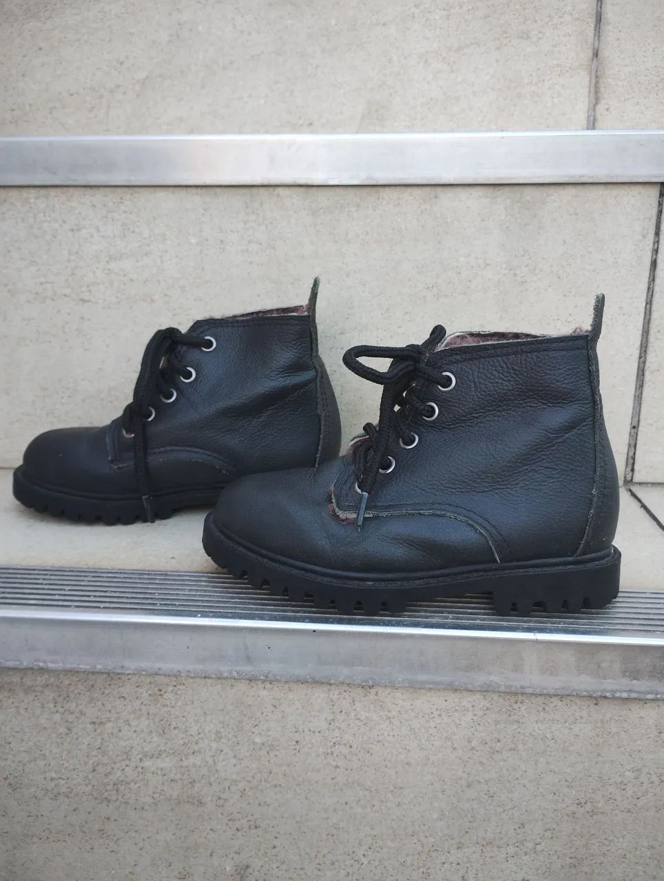 Bota infantil forrada internamente em lá 