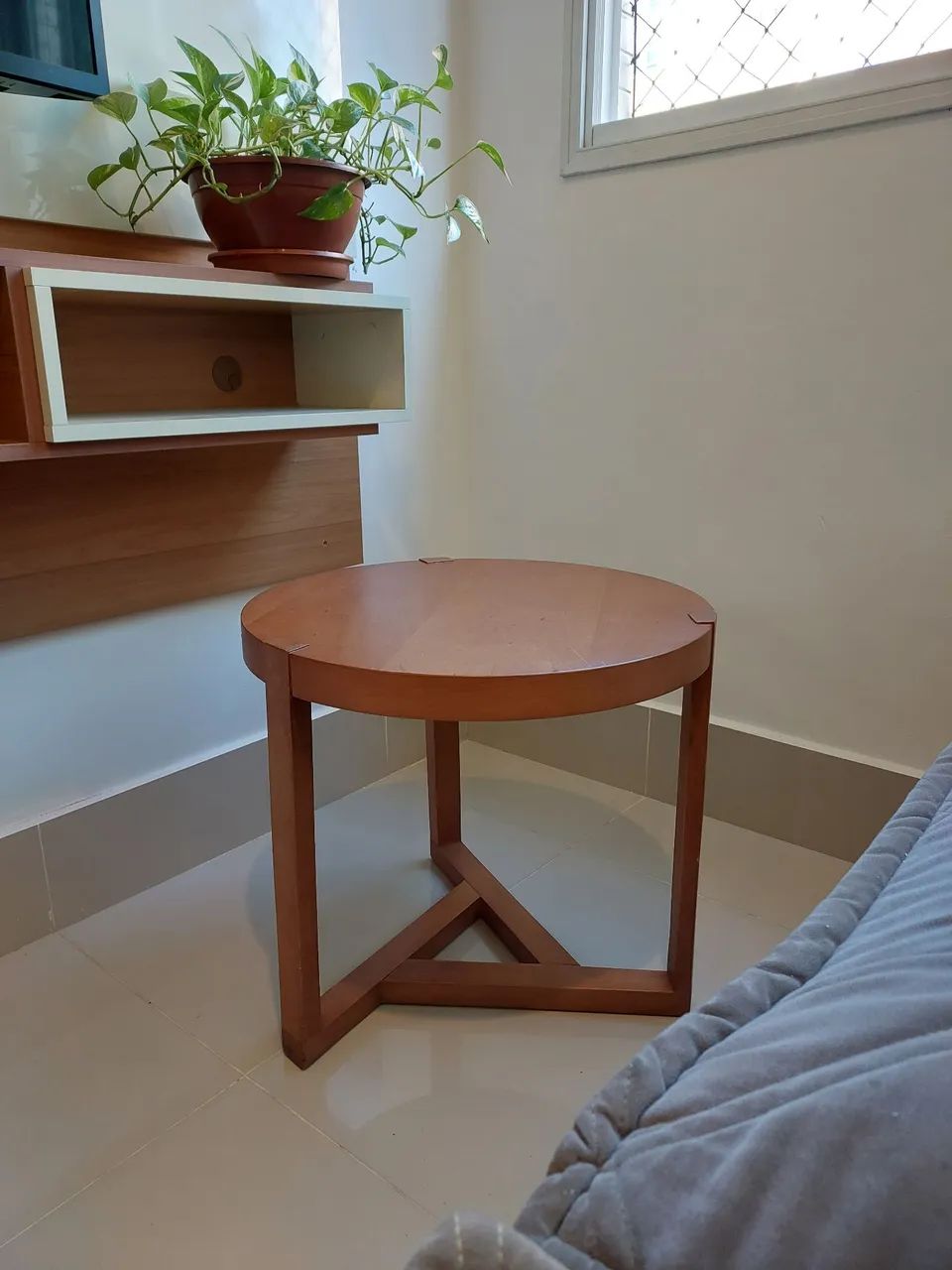 Mesa lateral em madeira maciça 
