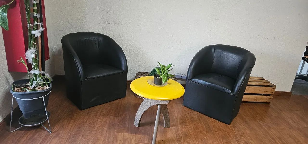 Conjunto para Recepção - 2 Poltronas em Courino + Mesa de Centro