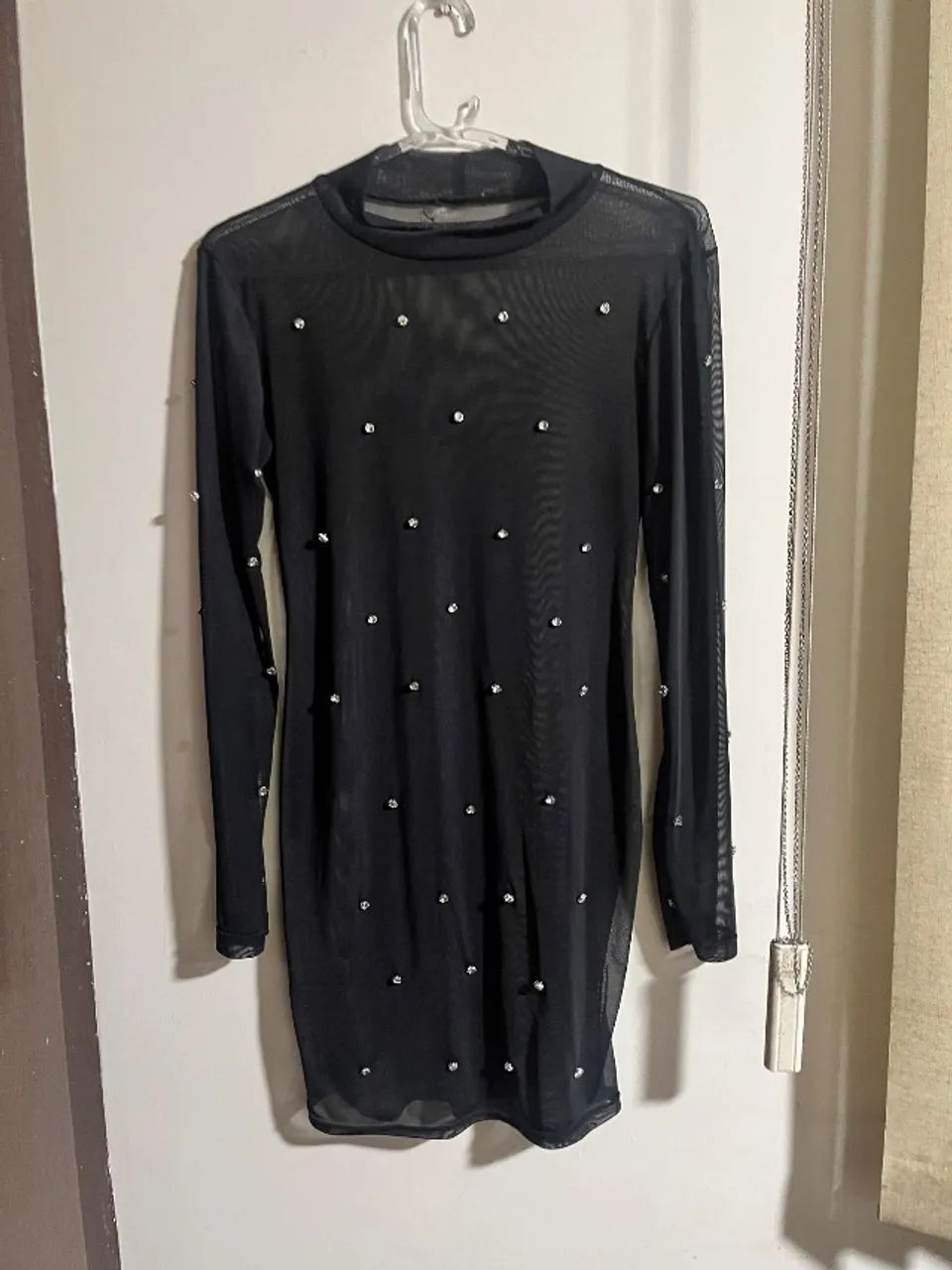 Vestido preto de tule com strass