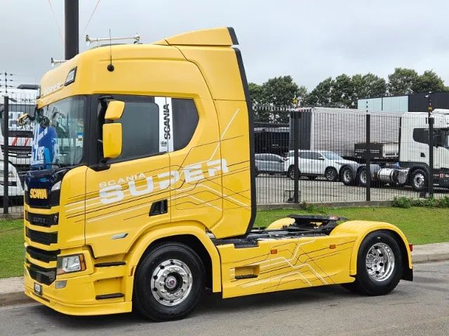 Scania R460 SUPER 4x2 Ano 24 Automático Geladeira Farol de teto e grade carenagem lateral - Foto 6