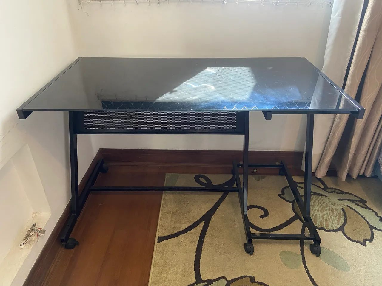 Mesa de Escritório Moderna em Vidro e Metal - Foto 3