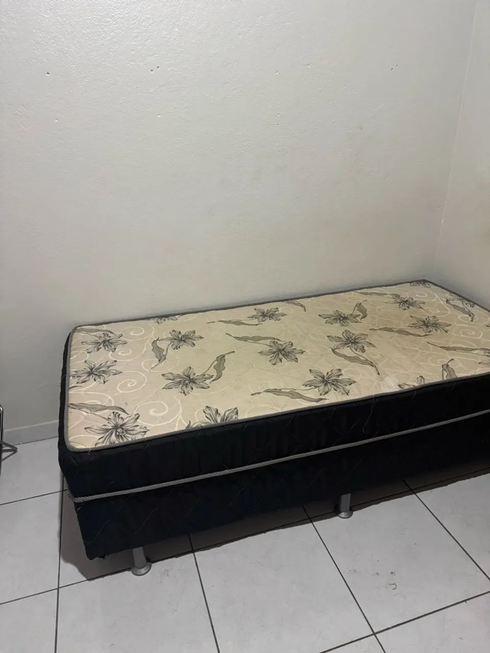 Vendo cama de solteiro em ótimo estado de conservação 