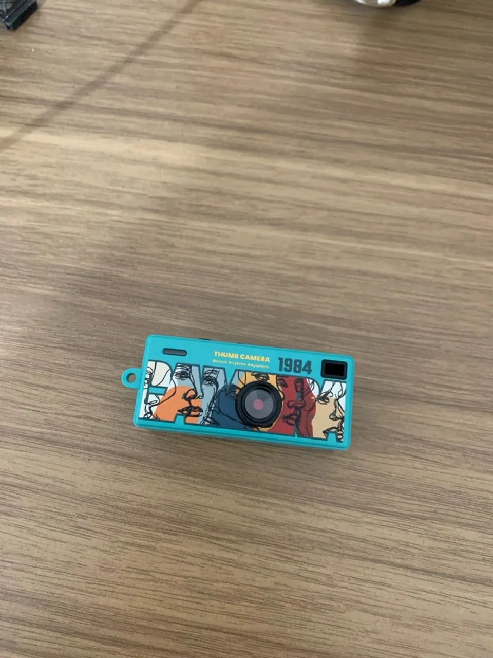 mini câmera digital em formato de chaveiro com estilo retrô.