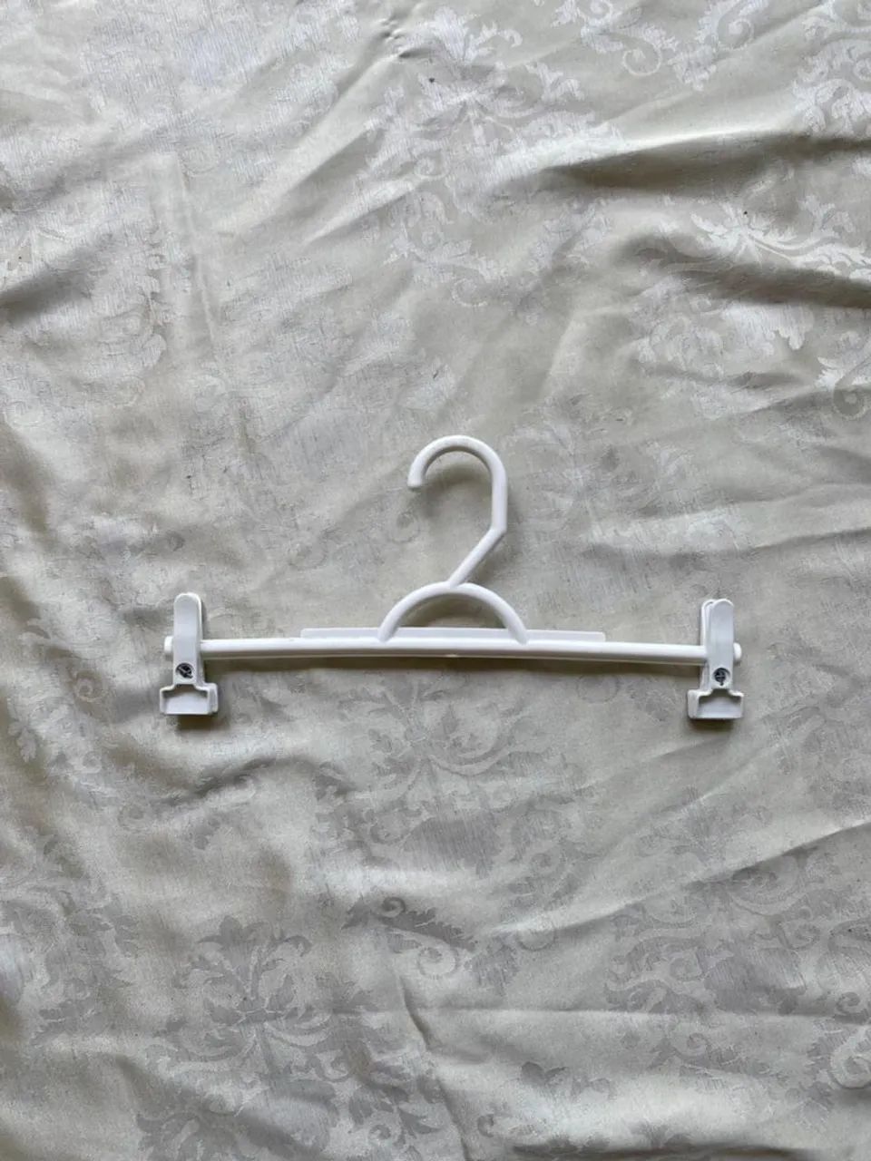 Cabides semi-usados brancos com presilhas