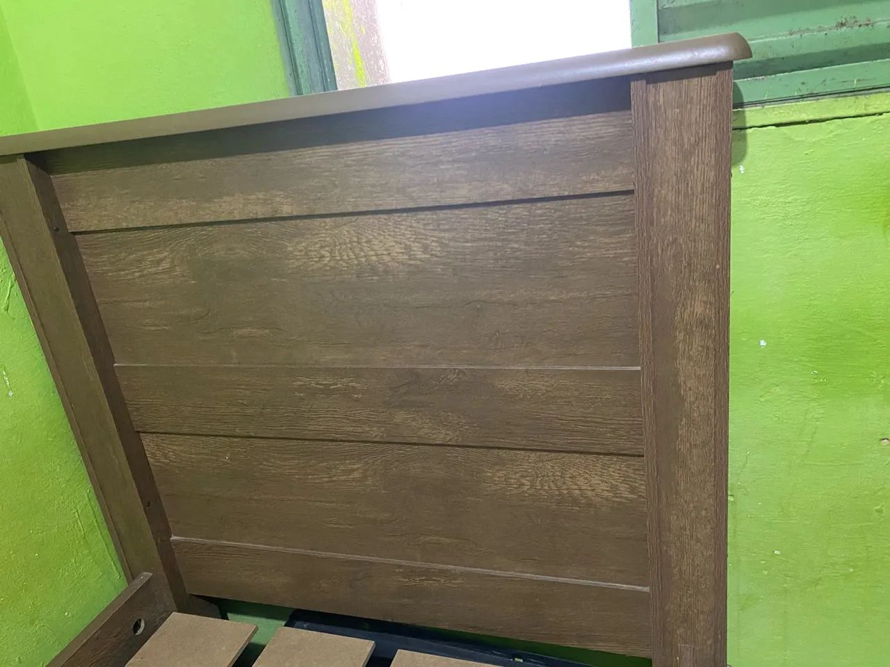 Cama de solteiro de madeira com cabeceira -R$ 350
