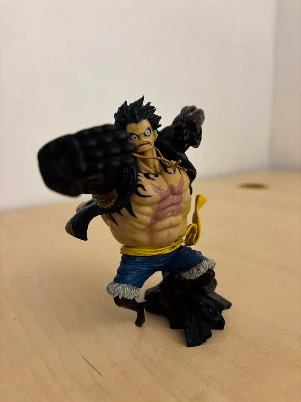 action figure do Monkey D. Luffy em sua forma Gear 4 (Boundman) 