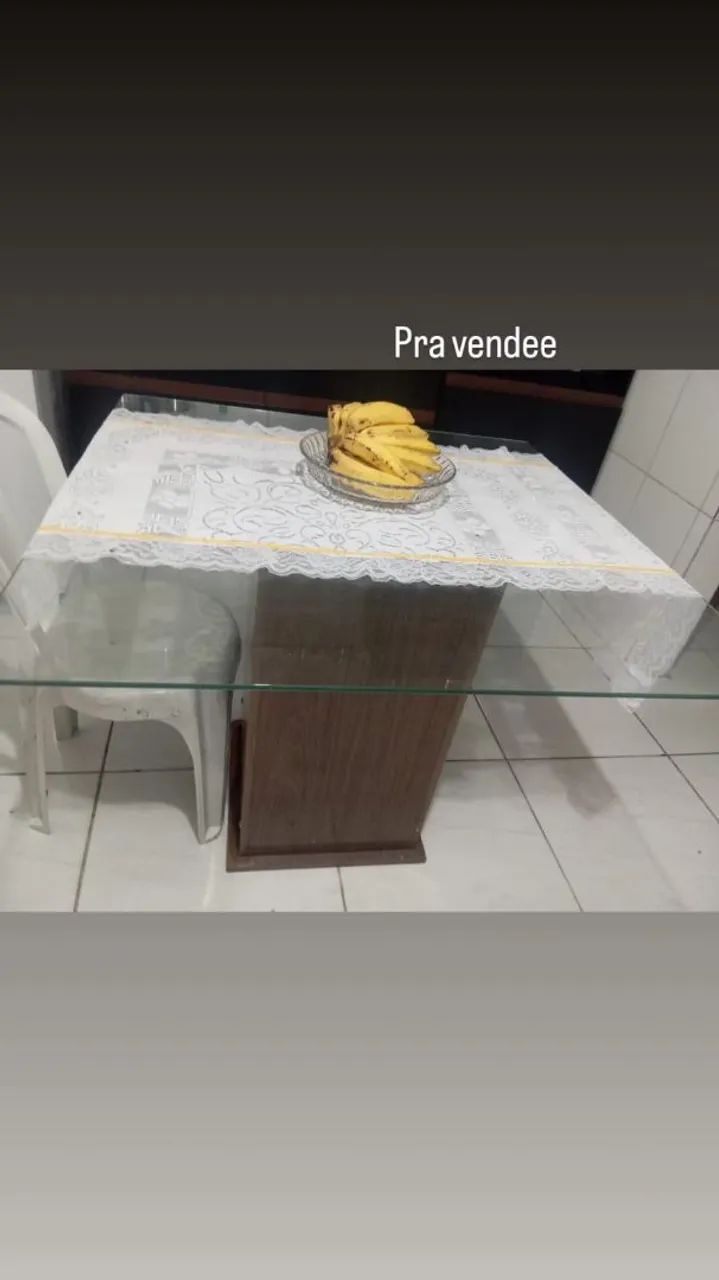 Mesa sem cadeira em ótimo estado 