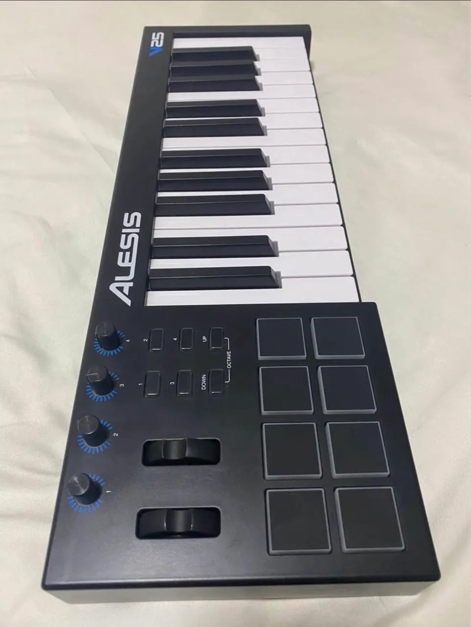 Controlador Alesis V25