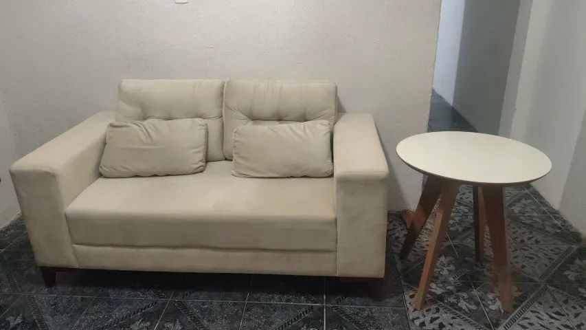 Sofá + mesa de apoio