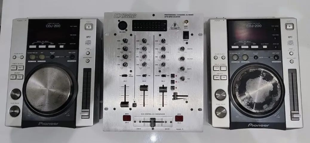 Kit DJ Pioneer CDJ 200 + Mixer Behringer + 2 Caixas Ativas CSR 3000A + Case