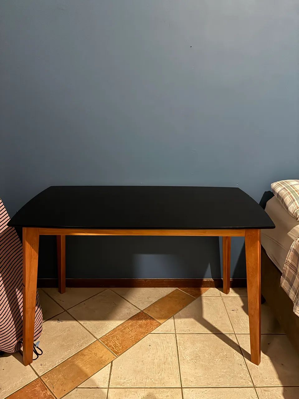 Escrivaninha para quarto ou escritório 115cm na cor preto e mel