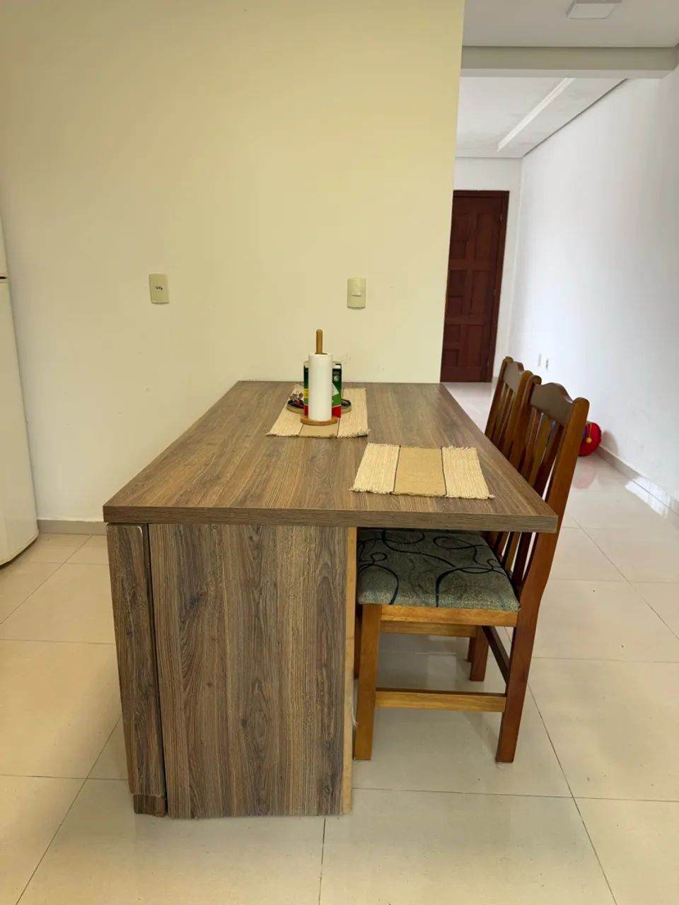 Mesa-Armário com 3 cadeiras 
