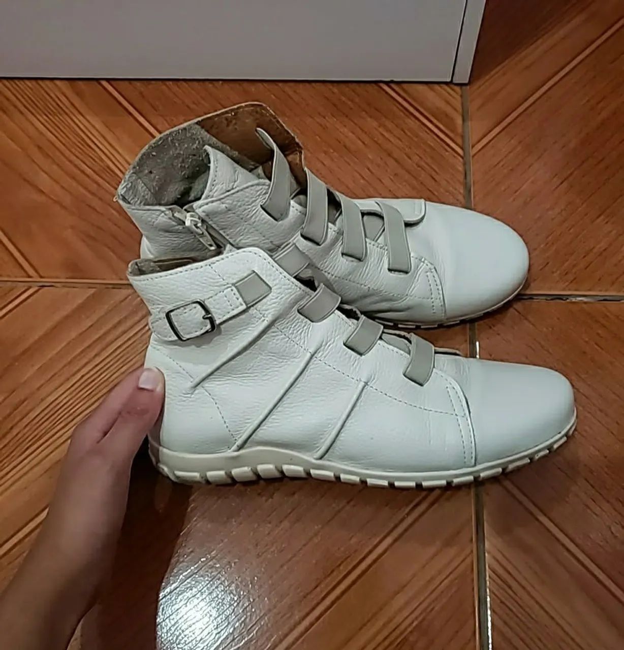 Botas preta e branca - número 37 - Foto 3