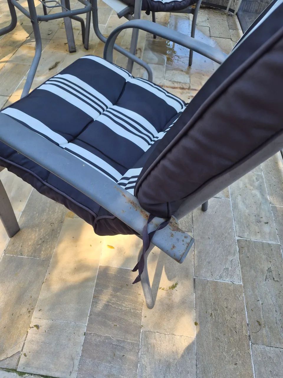 Mesa para área externa com 4 cadeiras com acolchoados removíveis  - Foto 4