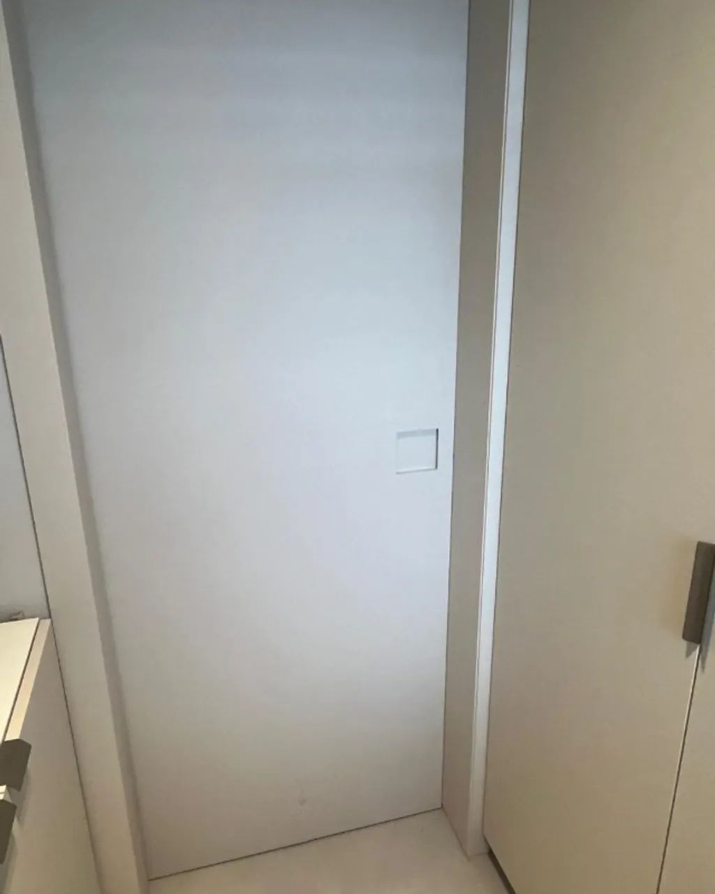 Painel em MDF com porta de correr embutida. - Foto 2