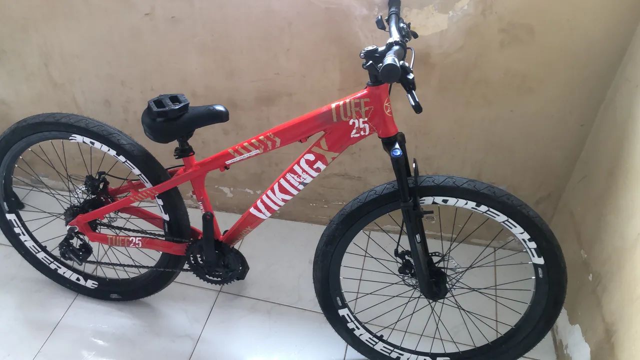 Está é uma VikingX Tuff 25, aro 26. alumínio freio a disco.