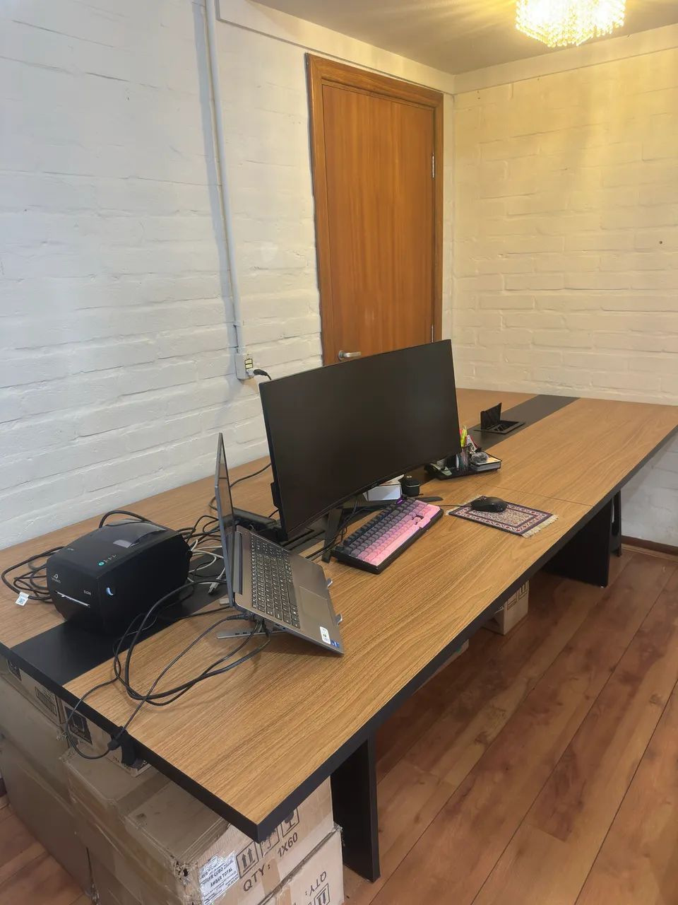 Mesa de Escritório Grande 2,70 m com Passagem de Cabos