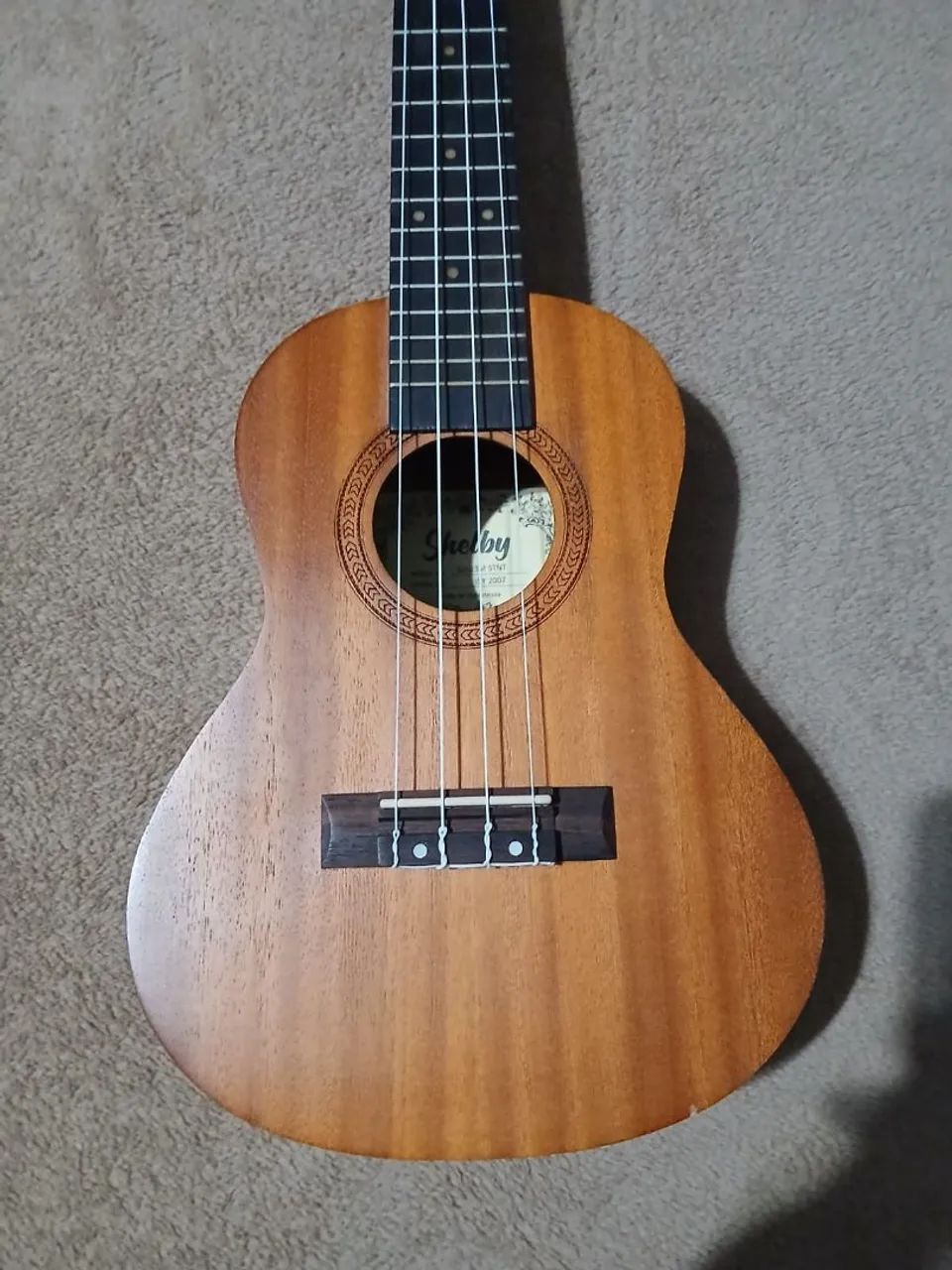 Vendo ukulele Shelby 