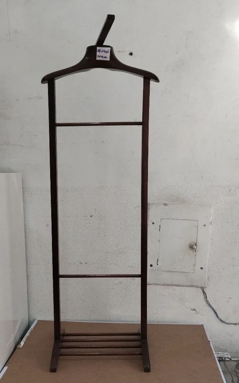 Mancebo cabideiro clássico antigo 