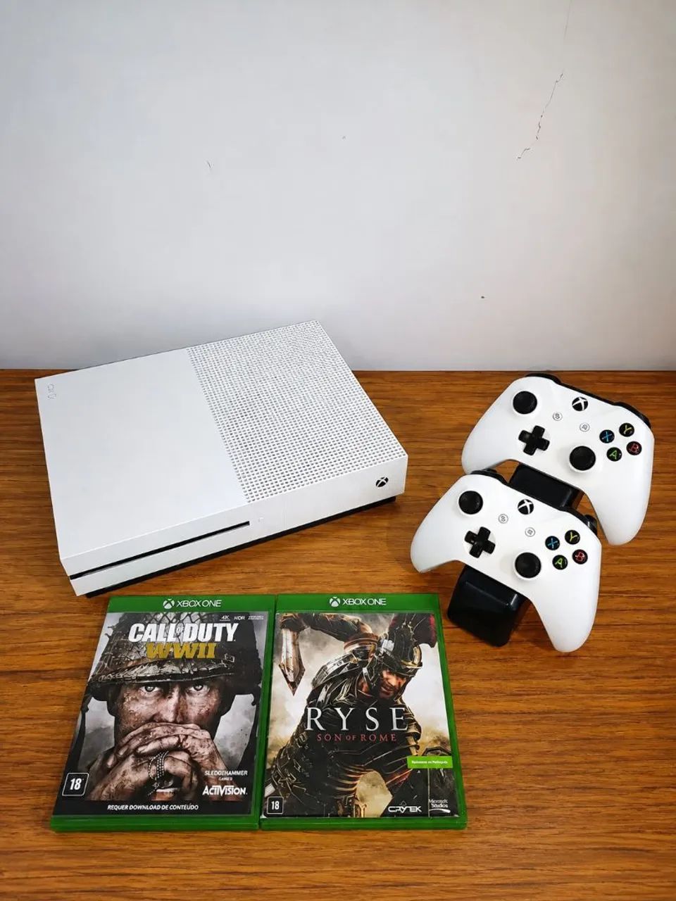 Xbox One S 1Tb com 2 Controles e 2 Jogos - Foto 4