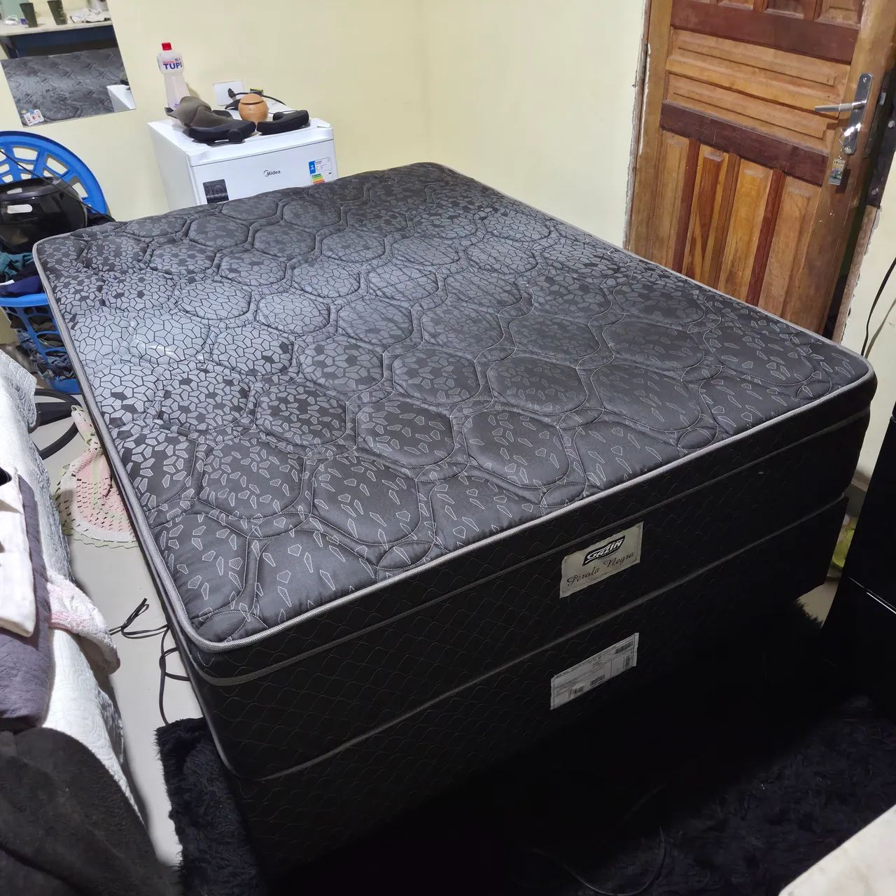 Cama Box pérola negra em excelente estado