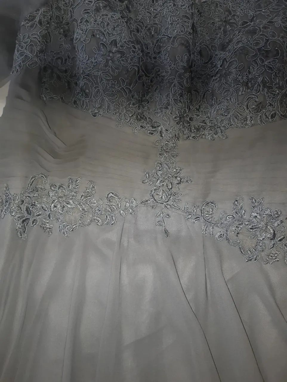 Vestido de festa - Cinza escuro bordado e com renda - Foto 2