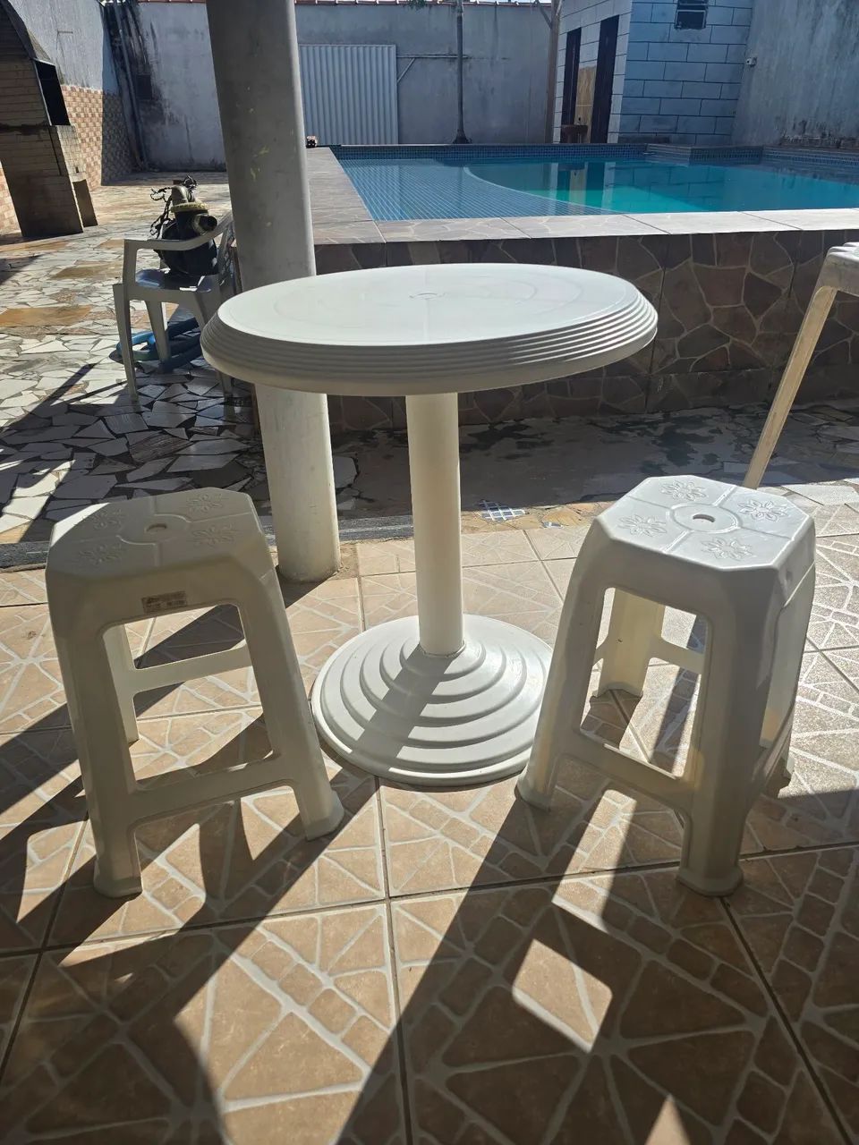 Conjunto de mesa redonda de plástico e bancos - Foto 2