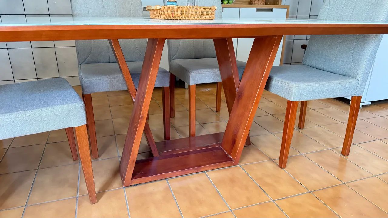 Mesa de madeira maciça com tampão de vidro e cadeiras estofadas - Foto 3
