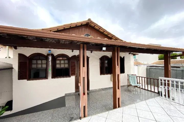 Casa 250m2 - 4 quartos - João Pinheiro