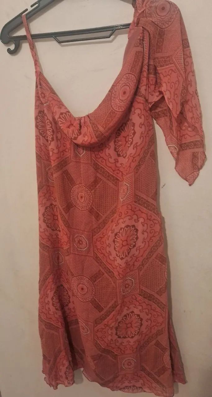 Belíssimo e elegante vestido de seda  floral 