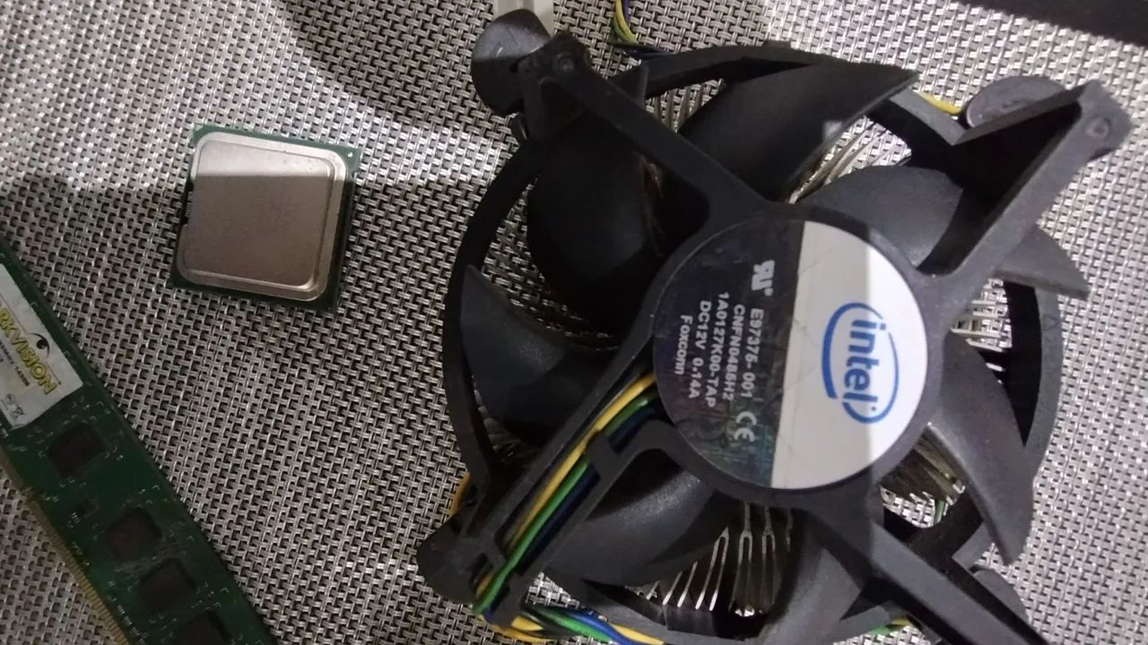 Vendo 2 processadores, 2 cooler e 1 memória. - Foto 2