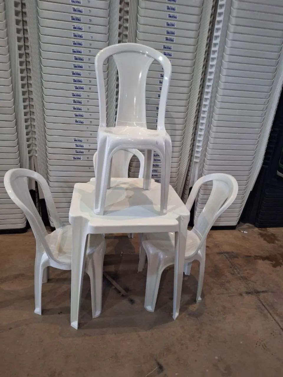Jogo de mesa com 4 cadeiras de plastico 152kg - Foto 3