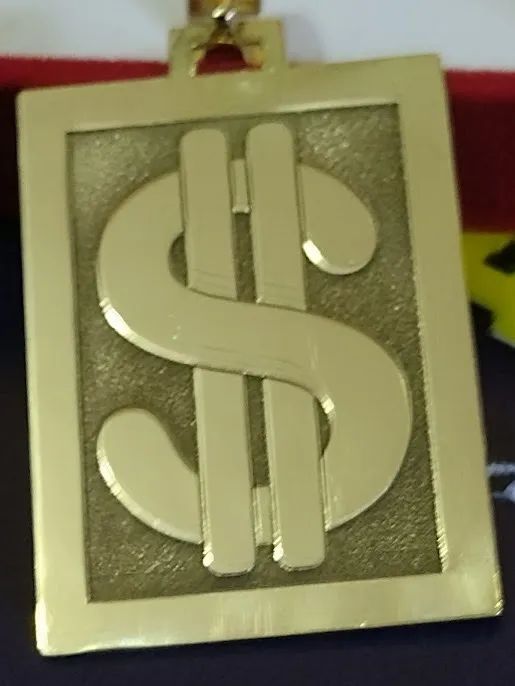 Pingente Cifrão Ouro 18 Kilates Peso 8 Gramas 33 mm Maciço - Foto 2