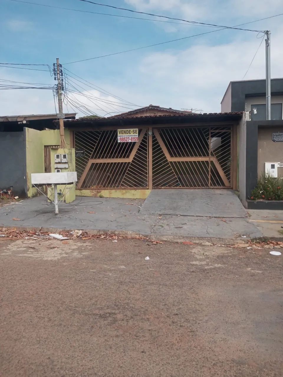 Vendo uma caso com 2 barracão nos fundos  - Foto 2