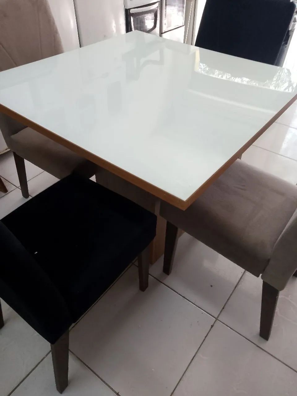 Mesa de vidro com quatro cadeiras  - Foto 3