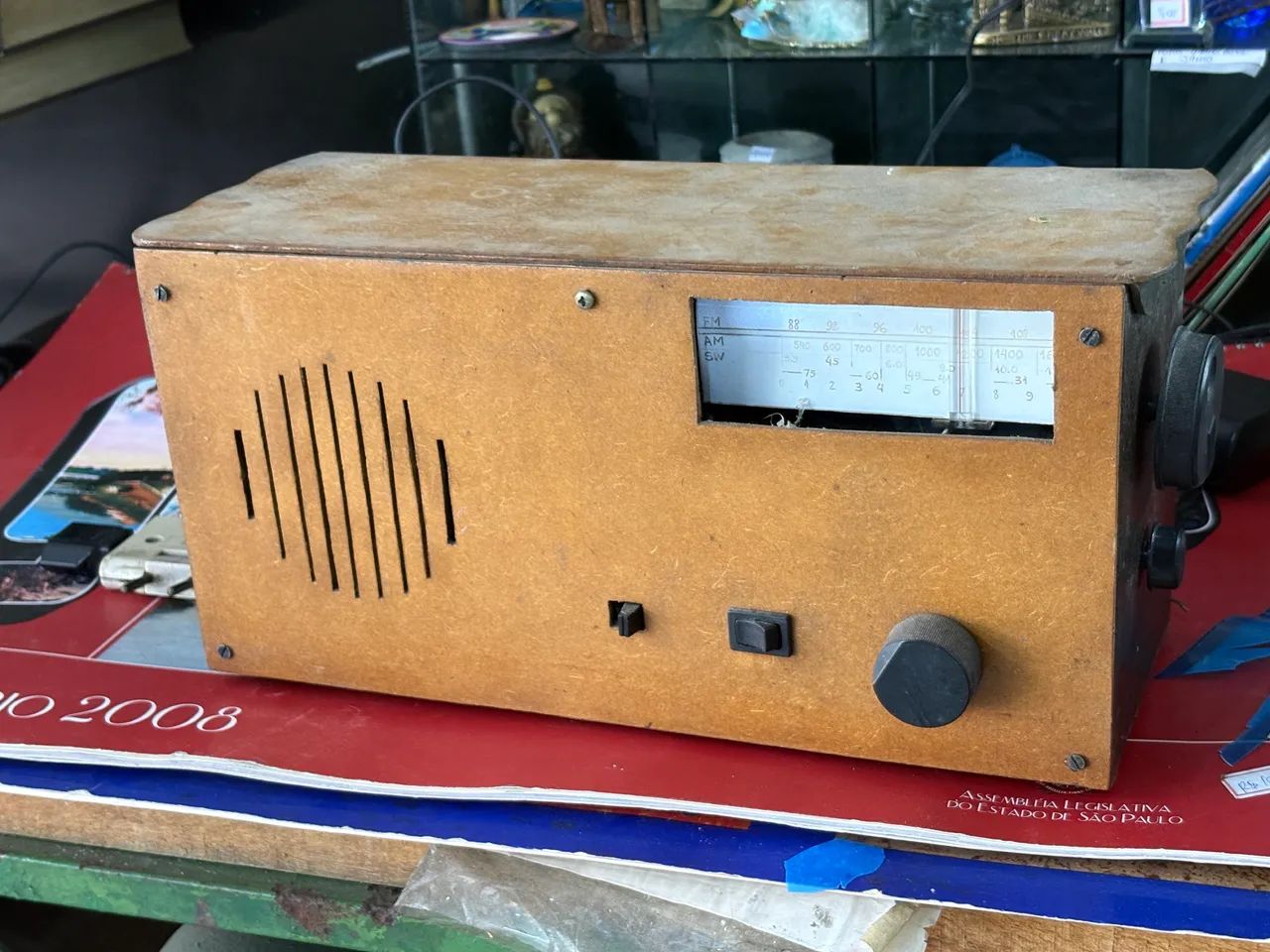 Rádio artesanal antigo experimental ligando e saindo som 