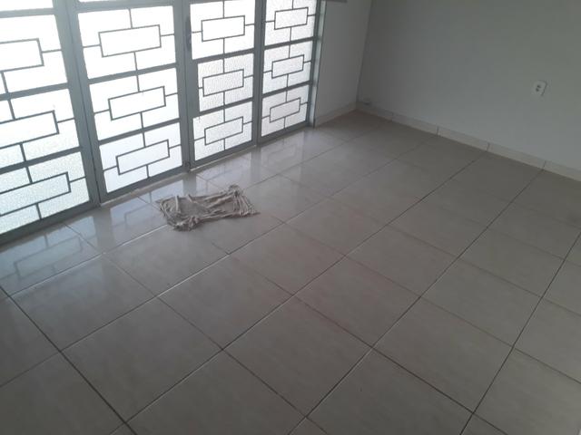 Casa à venda na QNJ. 3 quartos com amplo quintal. Desocupada - Foto 7