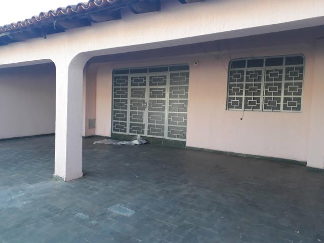 Casa à venda na QNJ. 3 quartos com amplo quintal. Desocupada