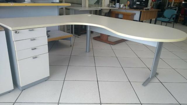 Mesa em L com tampo com península