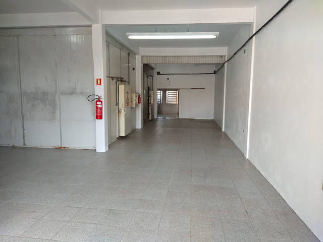 Prédio com câmaras frias 300m2
