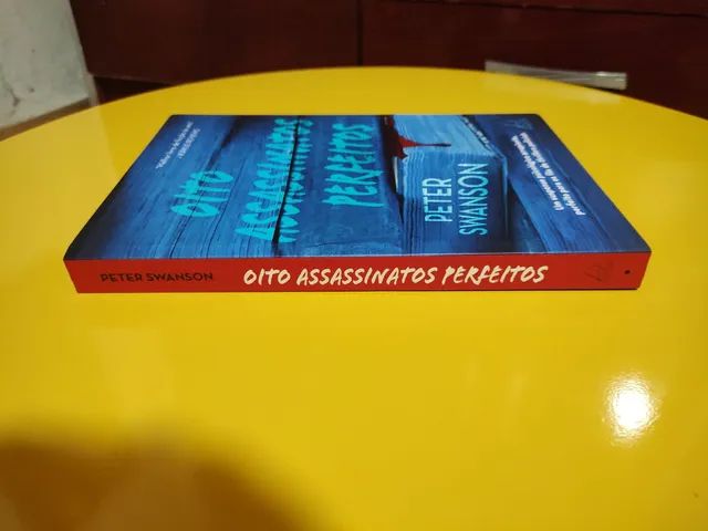 Oito assassinatos perfeitos. Com brinde. Produto novo.